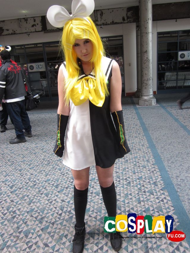 Rin Kagamine Cosplay from Vocaloid Rin Kagamine Cosplay