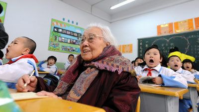 Nenek Ma, yang berusia 102 tahun berbaur bersama teman sekelasnya