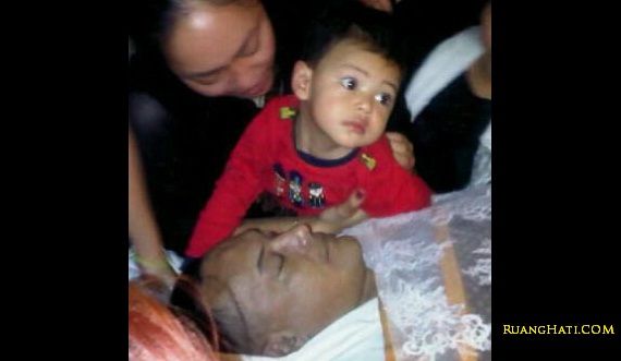 Istri dan anak tercinta melepas untuk terakhir kali sebelum diberangkatkan ke pemakaman Istri dan anak tercinta melepas untuk terakhir kali sebelum diberangkatkan ke pemakaman