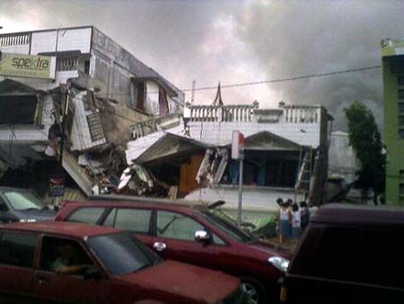 Kerusakan parah dimana-mana akibat gempa di Padang