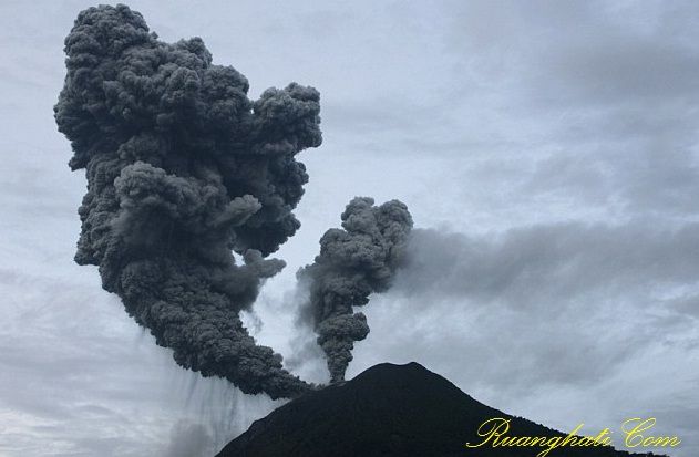 Foto Keindahan Letusan Gunung Sinabung dari Jarak Sangat Dekat