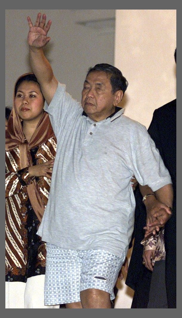 Saat-saat terakhir Gus Dur Meninggalkan Istana Negara Saat-saat terakhir Gus Dur Meninggalkan Istana Negara