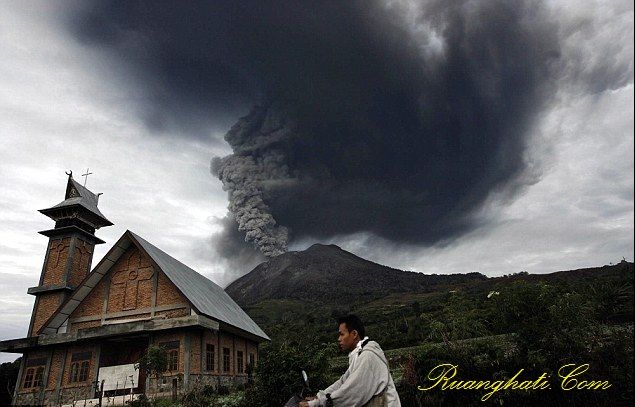 Foto-Foto Keindahan Letusan Gunung Sinabung