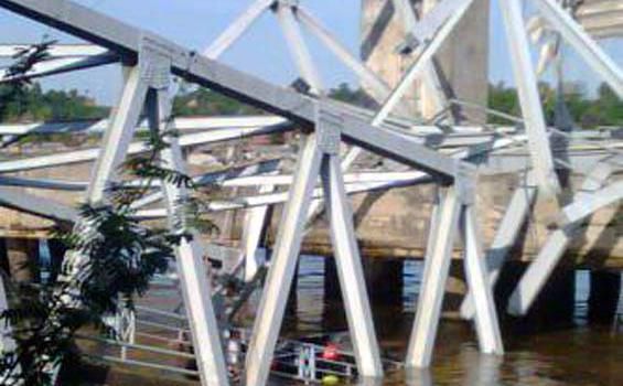 Foto Jembatan Mahakam Runtuh