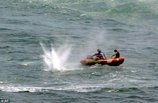 Polisi di perahu karet karet menembak hiu off Muriwai Pantai di Selandia Baru karena mereka berusaha untuk mengambil tubuh setelah serangan hiu mematikan Polisi di perahu karet karet menembak hiu off Muriwai Pantai di Selandia Baru karena mereka berusaha untuk mengambil tubuh setelah serangan hiu mematikan