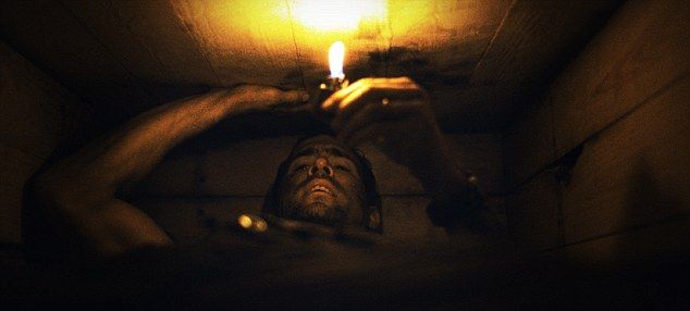 Horror: Bahkan dokter-dokter modern telah sering membuat kesalahan dalam menyatakan kematian seseorang, yang meningkatkan prospek dikubur hidup-hidup (digambarkan Ryan Reynolds dalam film Buried 2010) Horror: Bahkan dokter-dokter modern telah sering membuat kesalahan dalam menyatakan kematian seseorang, yang meningkatkan prospek dikubur hidup-hidup (digambarkan Ryan Reynolds dalam film Buried 2010)