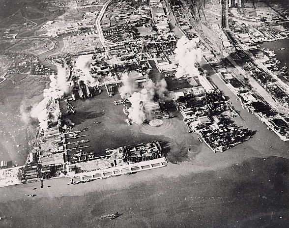 Dermaga Ujung (Tanjung Perak) Dibom dari udara oleh pasukan Inggris dan Sekutunya