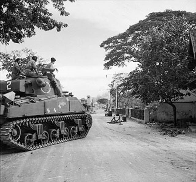 Tank-Tank Sekutu memasuki kota Surabaya