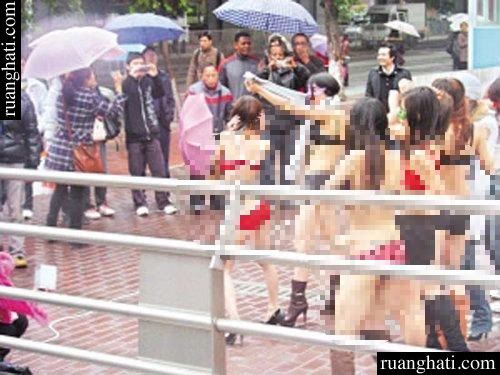 Setelah banyak orang yang lewat berhenti menonton mereka maka para  wanita inipun melepas busananya satu per satu hingga nyaris bugil