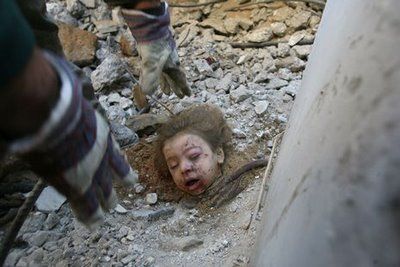 Kekejaman dan tindakan biadab Israel pada warga sipil Palestina,  lihatlah bagaimana seorang anak kecil yang tidak berdosa diperlakukan  mereka