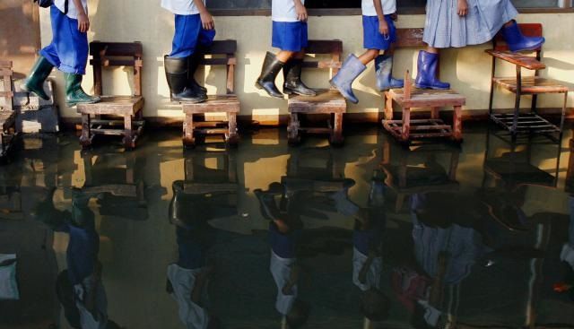  photo perjuangan-berat-para-murid-menuju-sekolah-010-debby_zps0689d288.jpg