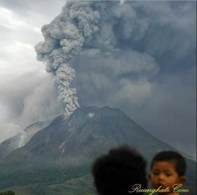 Foto Keindahan Letusan Gunung Sinabung dari Jarak Sangat Dekat