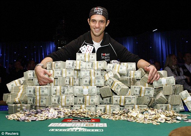 Joe Cada, pemuda 21 tahun ini menjadi Milyader yang kaya raya dari  Poker