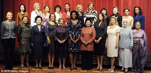 Para ibu negara dari pemimpin negara-negara yang tergabung dalam G-20 diantaranya ada ibu negara kita Ani Yudhoyono diapit oleh Michelle Obama dan Carla Burni