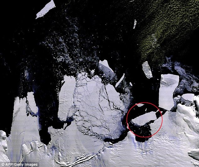 Terhilah dari foto satelit bongkahan gunung es yang sangat besar terlepas dari Antartika dan menuju utara ke arah Australia