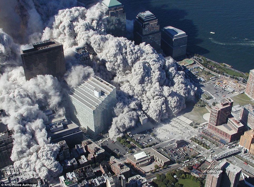 foto foto runtuhnya menara kembar WTC new York akibat serangan  teroris 9/11
