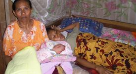Bekti Wahyuningsih (Tidur) di dampingi sang ibu dan bayinya yang baru dilahirkan