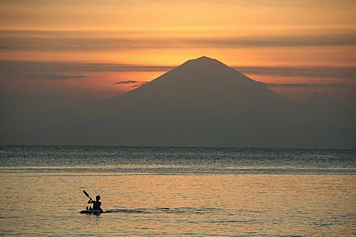 Memandang jauh pesona pulau Dewata Bali dengan Gunung Agung nya tampak terlihat disela sunset pantai Senggigi