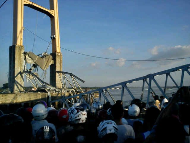 Foto Runtuhnya Jembatan Mahakam Tenggarong Saat 1 Suro