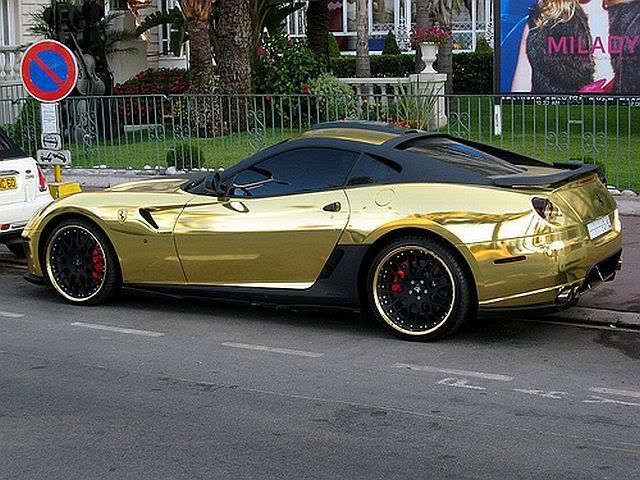 Foto-foto Ferrari berlapis emas milik seorang Sheikh dari Arab