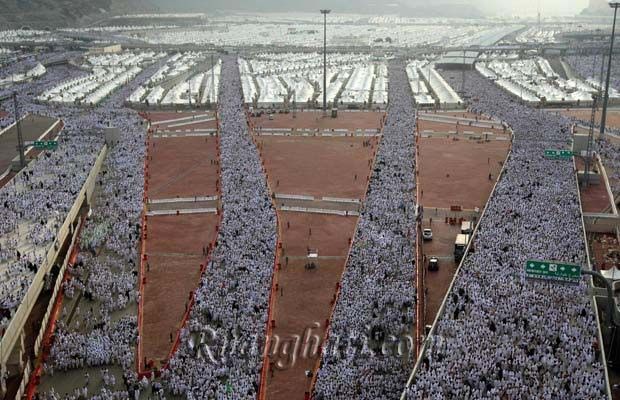 Foto-foto puncak pelaksanaan ibadah haji, wukuf di Arafah dan melontar Jumrah di Mina "foto ibadah haji"