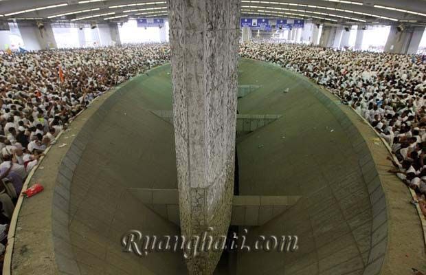 Foto-foto puncak pelaksanaan ibadah haji, wukuf di Arafah dan melontar Jumrah di Mina "foto ibadah haji"