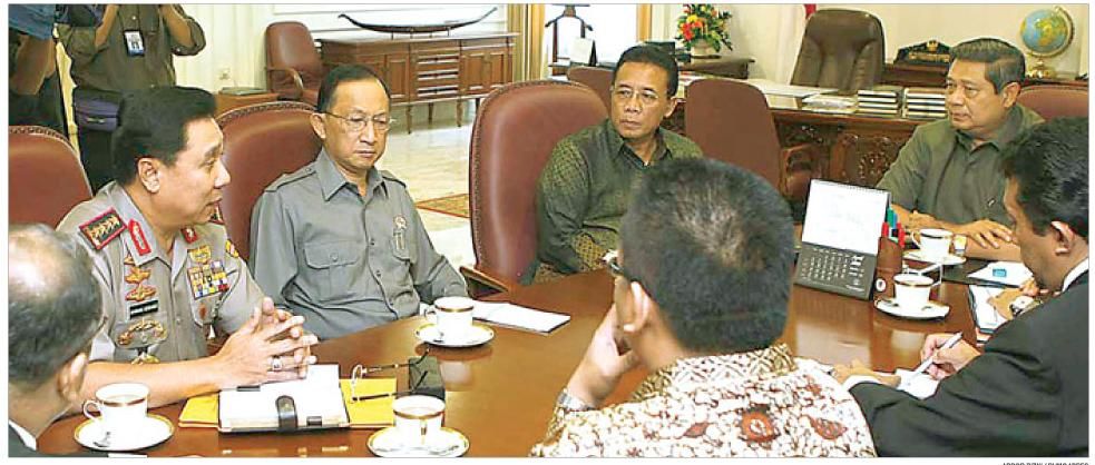 Presiden Susilo Bambang Yudhoyono (SBY) akhirnya angkat bicara tentang dugaan rekayasa kriminalisasi Komisi Pemberantasan Korupsi (KPK). Selain membantah ikut mengintervensi penanganan kasus tersebut, SBY memerintah polisi mengusut rekaman hasil penyadapan KPK dan transkrip rekaman yang dimuat sejumlah media massa. ''Jangan ada dusta di antara kita,'' ujar SBY dalam keterangan pers di Istana Negara kemarin (30/10).   Ketika memberikan keterangan pers, Presiden SBY didampingi Kapolri Jenderal Bambang Hendarso Danuri dan Jaksa Agung Hendarman Supandji. ''Saya perintahkan Kapolri melihat rekaman, siapa yang bercakap-cakap, apakah mengarah kepada kasus Chandra dan Bibit.''  Presiden meminta Kapolri menyelidiki pelaku penyadapan dan melihat apakah penyadapan tersebut sudah sesuai aturan perundang-undangan. Itu dilakukan karena nama SBY dikaitkan dalam transkrip tersebut. ''Kalau menyadap semaunya, ini bisa jadi lautan penyadapan,'' kata SBY. ''Bagaimana (transkrip rekaman penyadapan itu) bisa beredar?''  SBY membantah ada upaya sistematis untuk melemahkan KPK melalui kriminalisasi terhadap dua pimpinan KPK nonaktif, Bibit Samad Rianto dan Chandra M. Hamzah. Dia dengan tegas menolak penggunaan kata ''kriminalisasi KPK'' dalam penahanan Bibit dan Chandra. Dia juga meminta masyarakat membedakan kriminalisasi KPK dengan perkara penyuapan dan pemerasan yang disangkakan kepada Bibit dan Chandra.  ''Hati-hati menggunakan kata kriminalisasi. Kriminalisasi KPK, kriminalisasi MK (Mahkamah Konstitusi), kriminalisasi lembaga kepresidenan, saya tidak paham. Bedakan seseorang yang sedang menjalani proses hukum dengan lembaganya,'' tegas SBY.