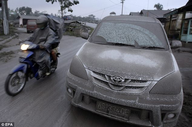 Letusan gunung Merapi menyebarkan debu vulkanik kemana-mana