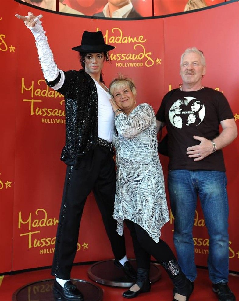 Pengunjung Madame Tussaud's di California pun berbondong-bondong  berfoto bersama replika sang Raja Pop