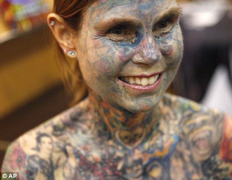 Wanita bertato terbanyak di dunia Karena merasa suka dengan tatto yang 