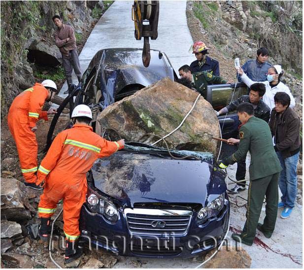 Apes, Baru beli mobil langsung tertimpa batu seberat 2 ton, tewas ditempat