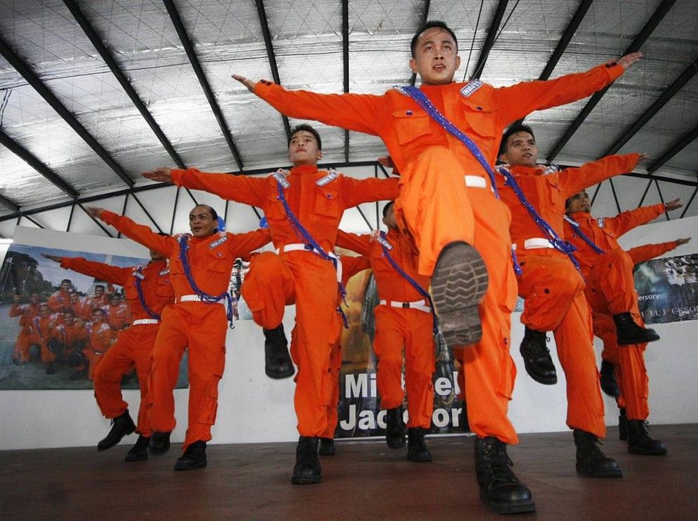 Para tahanan di penjara Cebu Filipina inipun ingin memberikan  penghormatan pada sang Raja Pop yang mereka idolakan dengan dance khas  Jacko