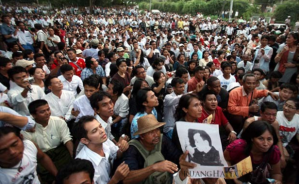 Aung San Suu Kyi dibebaskan