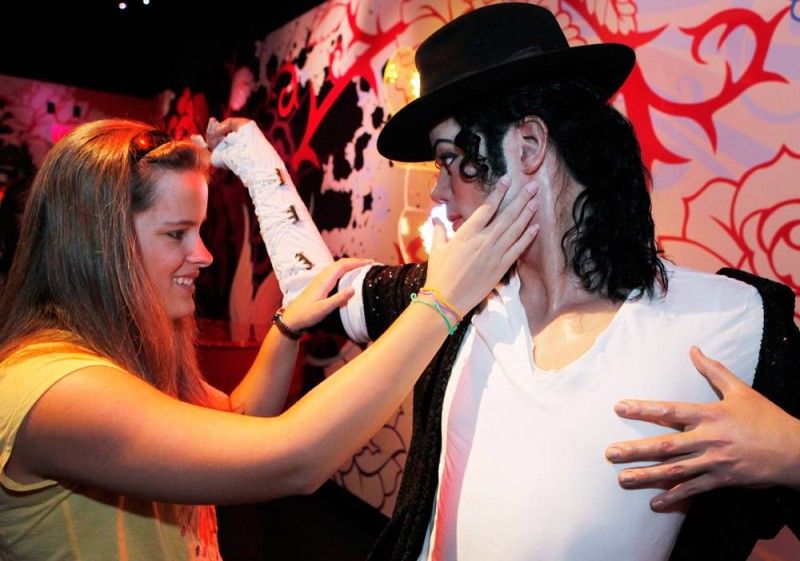 Jordyn 16 tahun yang buta ini merupakan penggemar berat Jacko, walau dirinya tidak tau bagaimana bentuk wajah sang idola namun tembang tembangnya sangat ia gemari dan saat 1 tahun kepergian sang idola dia mengunjungi Museum Michael Jackson di Madame Tussauds Hollywood jauh jauh dari kota asal Joedyn di Rockford, Michigan Jordyn 16 tahun yang buta ini merupakan penggemar berat Jacko, walau dirinya tidak tau bagaimana bentuk wajah sang idola namun tembang tembangnya sangat ia gemari dan saat 1 tahun kepergian sang idola dia mengunjungi Museum Michael Jackson di Madame Tussauds Hollywood jauh jauh dari kota asal Joedyn di Rockford, Michigan