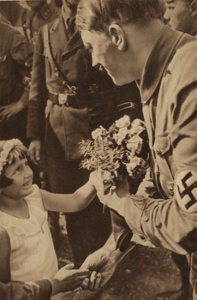 Sisi Lain Adolf Hitler, Ternyata dia sangat menyayangi anak kecil 
dan disayangi anak kecil