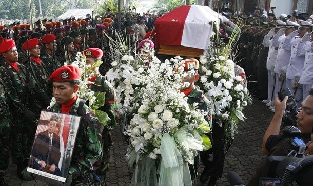 Prosesi pemakaman Gus Dur menuju peristirahatan terakhir Prosesi pemakaman Gus Dur menuju peristirahatan terakhir