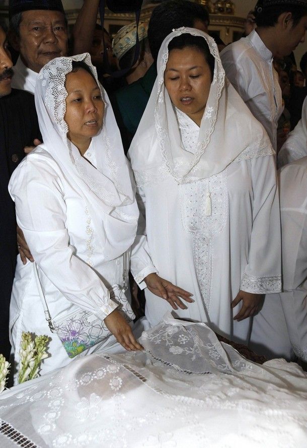 Kedua Putri Gus Dur Melepas Kepergian Sang Ayah Untuk Selamanya Kedua Putri Gus Dur Melepas Kepergian Sang Ayah Untuk Selamanya