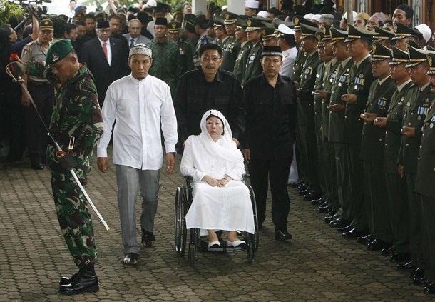 Prosesi pemakaman Gus Dur menuju peristirahatan terakhir Prosesi pemakaman Gus Dur menuju peristirahatan terakhir