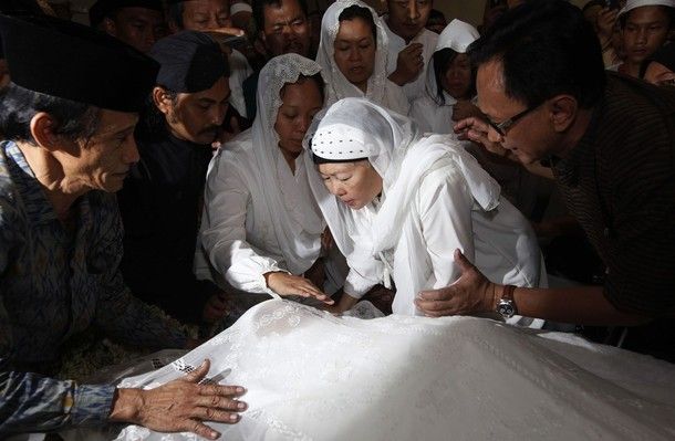 Prosesi pemakaman Gus Dur menuju peristirahatan terakhir Prosesi pemakaman Gus Dur menuju peristirahatan terakhir