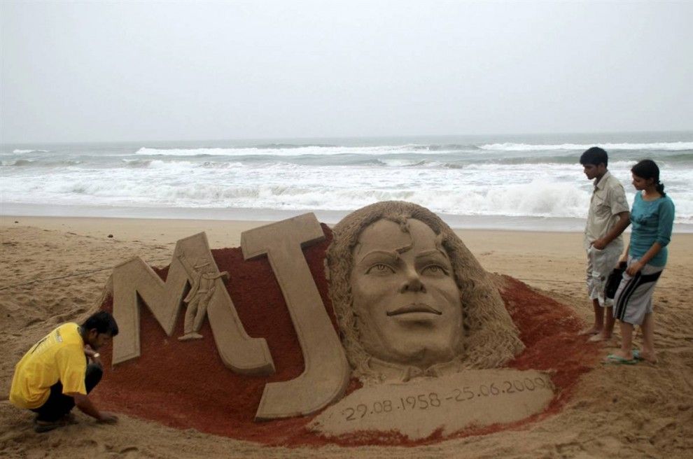 Seniman India Sudarsan Pattnail memberikan hormat pada patung  pasir di pantai Jacko