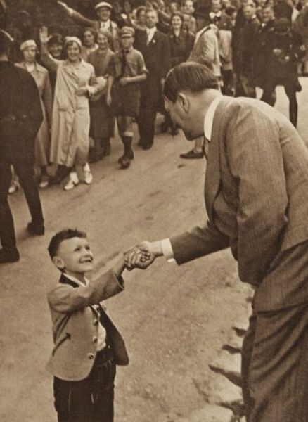 Sisi Lain Adolf Hitler, Ternyata dia sangat menyayangi anak kecil 
dan disayangi anak kecil