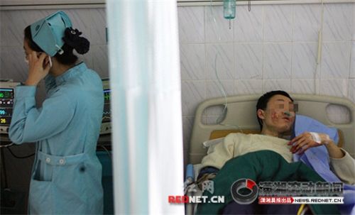 Zhang terbaring dirumah  sakit dan menolak diobati melainkan meminta dokter segera merubah  kelaminnya