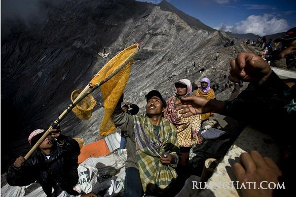 Download this Aktivitas Penduduk Tengger Pedalaman Yang Berada Dikawah Gunung Bromo picture