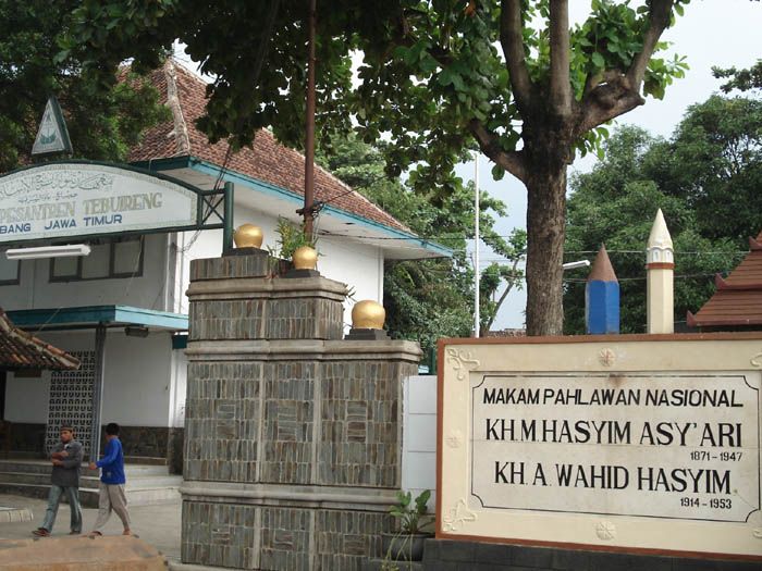 Kompleks Pemakaman Keluarga Gus Dur (KH Wachid Hasyim dan KH Hasyim Ashari) Kompleks Pemakaman Keluarga Gus Dur (KH Wachid Hasyim dan KH Hasyim Ashari)