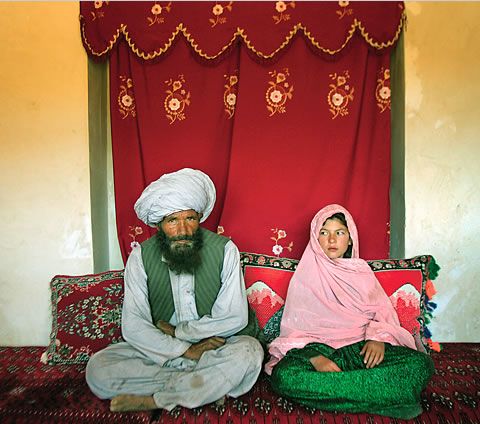 Salah satu pernikahan kakek dengan anak dibawah umur di Afghanistan