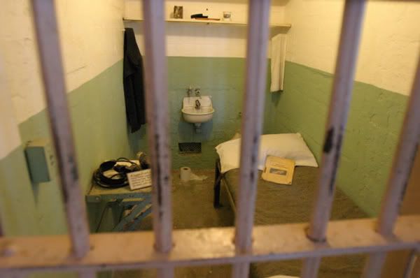 Penjara yang cocok untuk koruptor dan tukang suap yang merugikan negara cocoknya di penjara seperti di Al Catraz ini