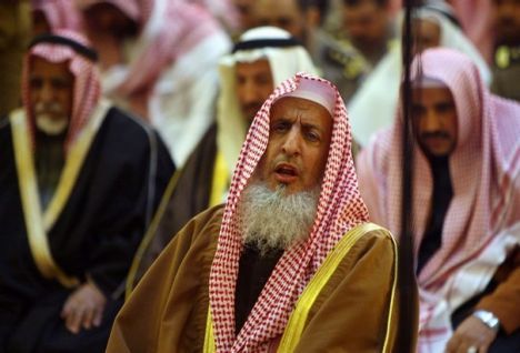 Sheikh Abdul Aziz Al-Asheikh Mufti Ulama Terkenal di Arab Saudi   kurang sependapat dengan pernikahan dengan gadis dibawah umur, karena   hal tersebut tidak dirasa adil dan merenggut hak-hak anak yang   seharusnya mereka nikmati