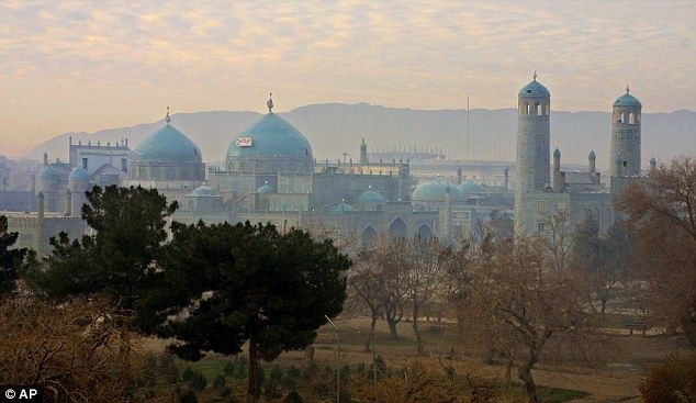 Inilah Masjid terbesar di Afghanistan Mazar-e-Sharif yang berkubah hijau menjadi inspirasi bentuk target tembak tentara Inggris