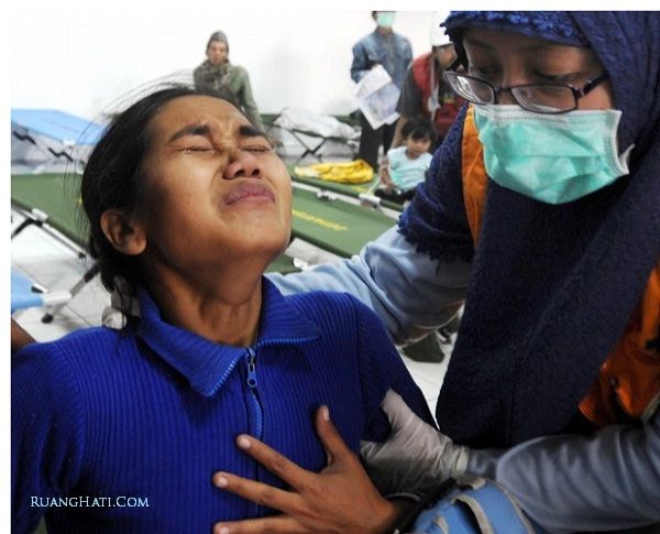 Salah seorang pengungsi Merapi yang sedang mengalami gangguan pernapasan akibat abu vulkanik