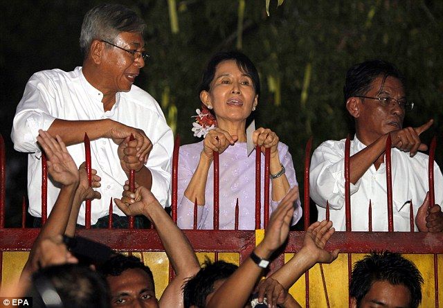 Aung San Su Kyi dibebaskan